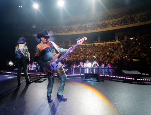 LLENA BRONCO EL YOUTUBE THEATER